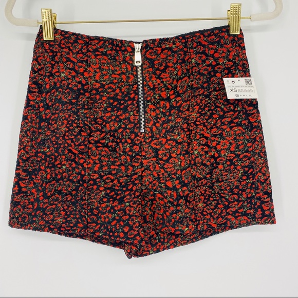 NEW Zara High Rise Red Black Floral Jacquard Zipper Short Size XS - Picture 5 of 10
